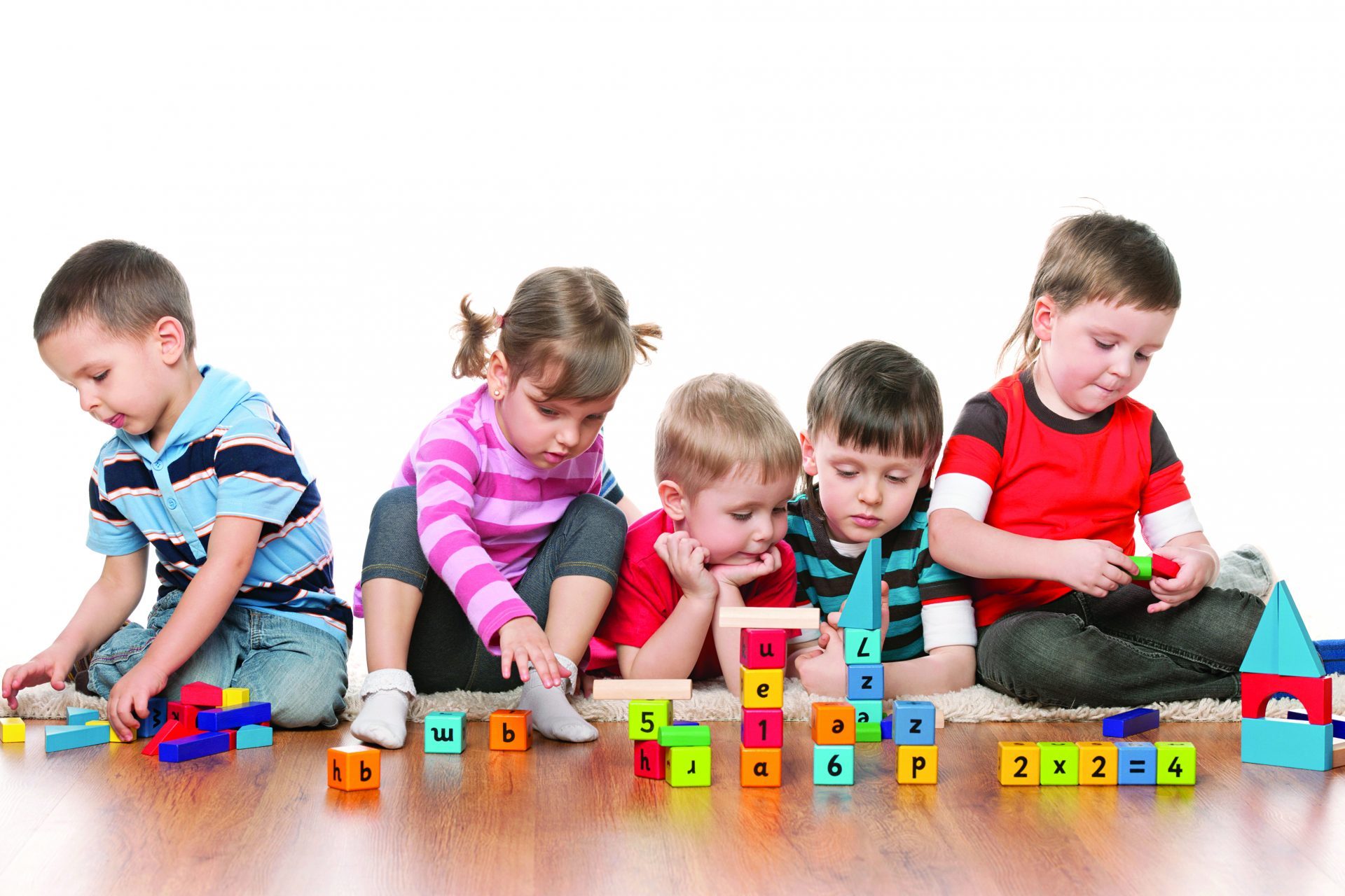 Адаптация ребенка дома. Дети играют в кубики. Дети дошкольники. Дети в саду. Раннее детство.