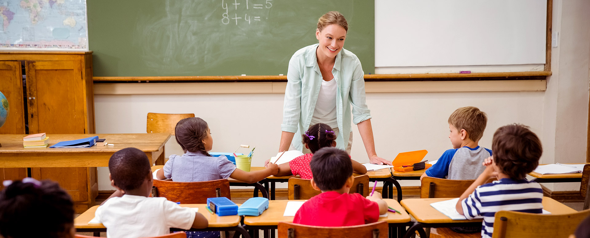 Classroom listening. Педагог и ученик. Учитель и учникив классе. Дети в классе с учителем.